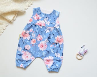 Handmade Baby Romper Blumen Blau Rosa – Jersey Strampler Baby – Romper mit Rosenmuster – Handmade Babykleidung Floral