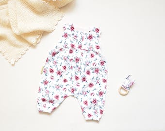 Handmade Baby Romper mit Blumen – leichter Jersey Strampler für Babys – romantischer Sommer Romper Mädchen – bequeme Babykleidung floral