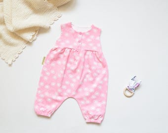 Handmade Baby Romper Rosa mit Pusteblumen – Lockerer Strampler aus Jersey – Bequeme Babykleidung Mädchen – Sommer Romper Baby