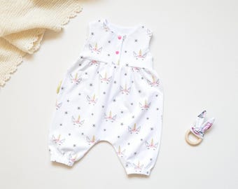 Handmade Baby Romper Einhorn aus Jersey – Sommer Strampler für Babys – Weiß Rosa Einhornprint – Geschenk zur Geburt