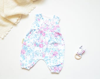 Handmade Baby Romper mit rosa Blumen auf weißem Hintergrund – luftiger Sommerromper für Babys – bequeme Babykleidung aus Jersey