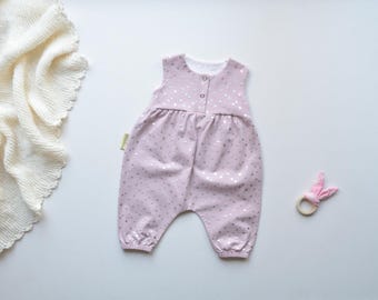 Handmade Baby Romper puderrosa mit silbernen Dots – Jersey Strampler rosa – bequemer Baby Romper elegant – Geschenk zur Geburt Mädchen