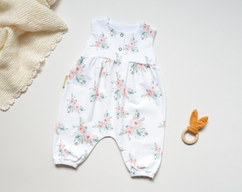 Handmade Baby Romper mit Rosen – romantischer Jersey Strampler in Weiß Rosa – bequemer Baby Overall floral – Geschenk zur Geburt Mädchen