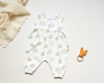 Handmade Baby Romper mit Regenbogen – leichter Jersey Strampler für Babys – pastel rainbow Babykleidung – Geschenk zur Geburt