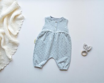Handmade Baby Romper grau mit silbernen Dots – eleganter Jersey Strampler für Babys – bequemer Baby Romper neutral – Geschenk zur Geburt