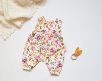 Handmade Baby Romper mit floralem Aquarellmuster – Luftiger Jersey Strampler für Babys – Romper Blumen Vintage Rosa Apricot