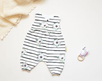 Handmade Baby Romper mit Streifen & Blumen – Jersey Strampler in Weiß Schwarz – bequemer Baby Einteiler aus Jersey