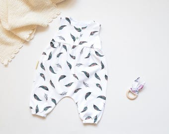 Handmade Baby Romper mit Feder Muster aus Jersey – Boho Baby Strampler Weiß Grün Altrosa – Luftiger Baby Einteiler – Geschenk zur Geburt