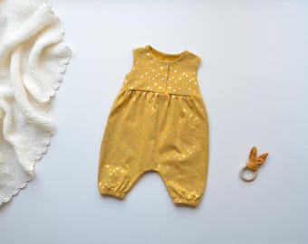 Handmade Baby Romper senfgelb mit silbernen Dots – Jersey Strampler für Babys – bequemer Sommer Romper – Geschenk zur Geburt