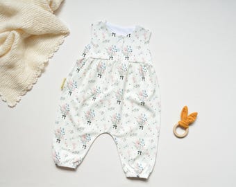 Handmade Baby Romper mit zarten Blumen – floraler Jersey Strampler in Creme Rosa Hellblau – bequemer Baby Romper – Geschenk zur Geburt