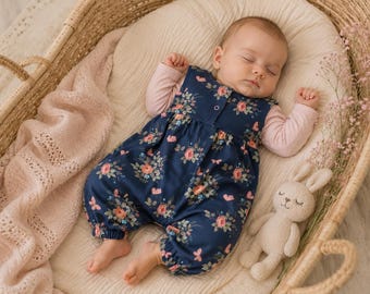 Dunkelblauer Blumen Romper aus Jersey – Handmade Baby Romper mit Schmetterlingen – lockerer Sommerromper für Babys