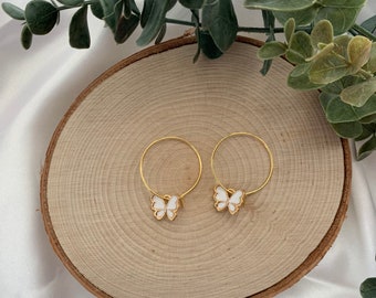 weiß und gold Schmetterling Creolen | 18k vergoldete Ohrringe, hypoallergen, handgefertigter Schmuck