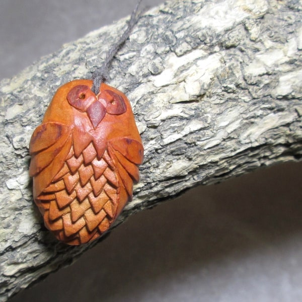 Hibou de collection en pendentif sculpté au couteau dans du noyau d'avocat, bijou upcycling