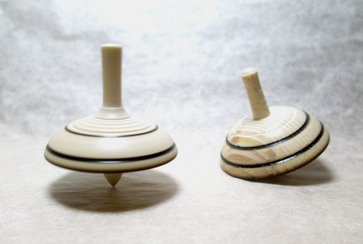 Lot de Deux Toupies, Blanches et Noires, Bois Frêne | Ashwood, Tournage Manuel | Manual Woodturning