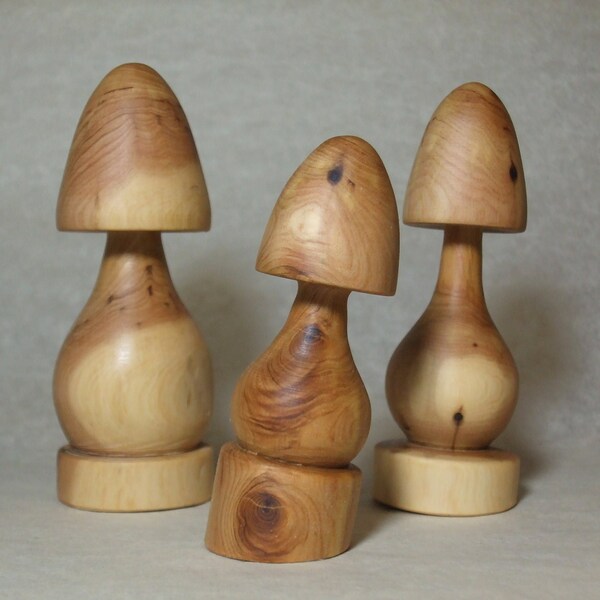 Trois petits champignons décoratifs en bois de cade fabriqués artisanalement en  Provence, tournage manuel, manual woodturning