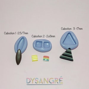 Puede incluir: Tres moldes de silicona para hacer joyas de resina. Los moldes son de color azul claro y presentan diferentes formas: un óvalo, dos cuadrados y un triángulo. Los moldes están etiquetados como "Cabochon 1 - 23/7mm", "Cabochon 2 - 2x8mm" y "Cabochon 3 - 17mm".