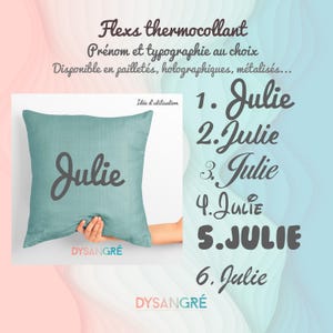Pode incluir: Uma almofada turquesa com o nome "Julie" em uma fonte cursiva preta. A imagem mostra seis maneiras diferentes de personalizar a almofada com diferentes fontes e estilos. O texto "Flexs thermocollant" está na parte superior da imagem. O texto "DYSANGRÉ" está na parte inferior da imagem.