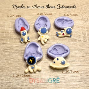 Puede incluir: Cinco moldes de silicona para hacer decoraciones con temática de astronautas. Los moldes son morados y presentan un cohete, un astronauta, un platillo volador y un planeta. Los moldes están etiquetados con el tamaño del producto terminado en milímetros.