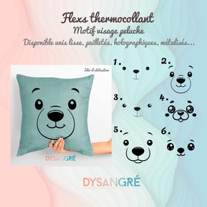 Op de afbeelding: Een turquoise blauw kussen met een zwart berenkopontwerp. De afbeelding toont instructies voor het maken van het ontwerp met behulp van strijktransfermateriaal. De tekst op de afbeelding luidt "Flexs thermocollant Motif visage peluche Disponible unis lisse, pailletés, holographiques, métalisés..."