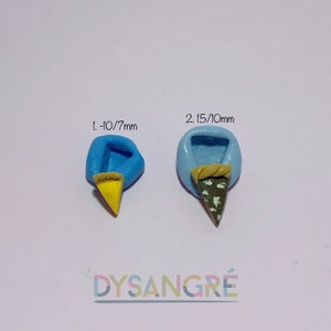 Puede incluir: Dos moldes de silicona azul para hacer rebanadas de pizza en miniatura. El molde de la izquierda es de 1.10/7 mm y el molde de la derecha es de 2.15/10 mm.