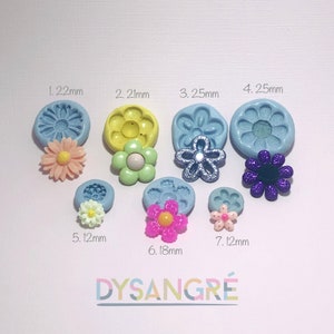 Puede incluir: Un conjunto de 10 moldes de silicona para hacer manualidades de resina con forma de flor. Los moldes son de varios tamaños, que van desde 1,22 cm hasta 7,12 cm de diámetro. Los moldes se muestran con piezas de resina terminadas en varios colores, incluidos rosa, morado, verde y azul.