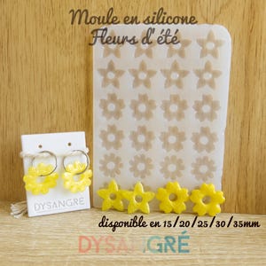 Puede incluir: Un molde de silicona con formas de flores y el texto "Moule en silicone Fleurs d'été". La imagen también muestra pendientes de flores amarillas y formas de flores individuales. El texto "disponible en 15/20/25/30/35mm" también es visible.