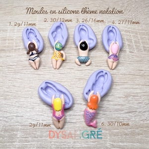 Puede incluir: Seis moldes de silicona para hacer pequeñas figuritas. Los moldes son de color morado y presentan diferentes diseños de nadadores. Los moldes están etiquetados con medidas en pulgadas y milímetros. También se puede ver el texto "Moules en silicone thème natalion" y "DYSALGRE".