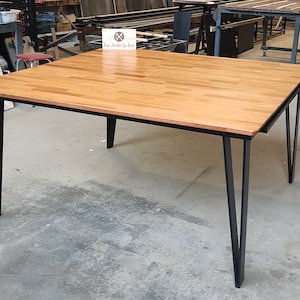 Table à manger Carrée extensible DESIGN CONTEMPORAIN - Grandes dimensions - en bois massif et métal - conception artisanale sur mesure