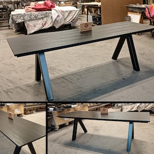 Peut inclure: Une grande table rectangulaire noire avec des pieds noirs inclinés. La table a un design simple et moderne et semble être en bois. La table mesure environ 244 cm de long et 91 cm de large.