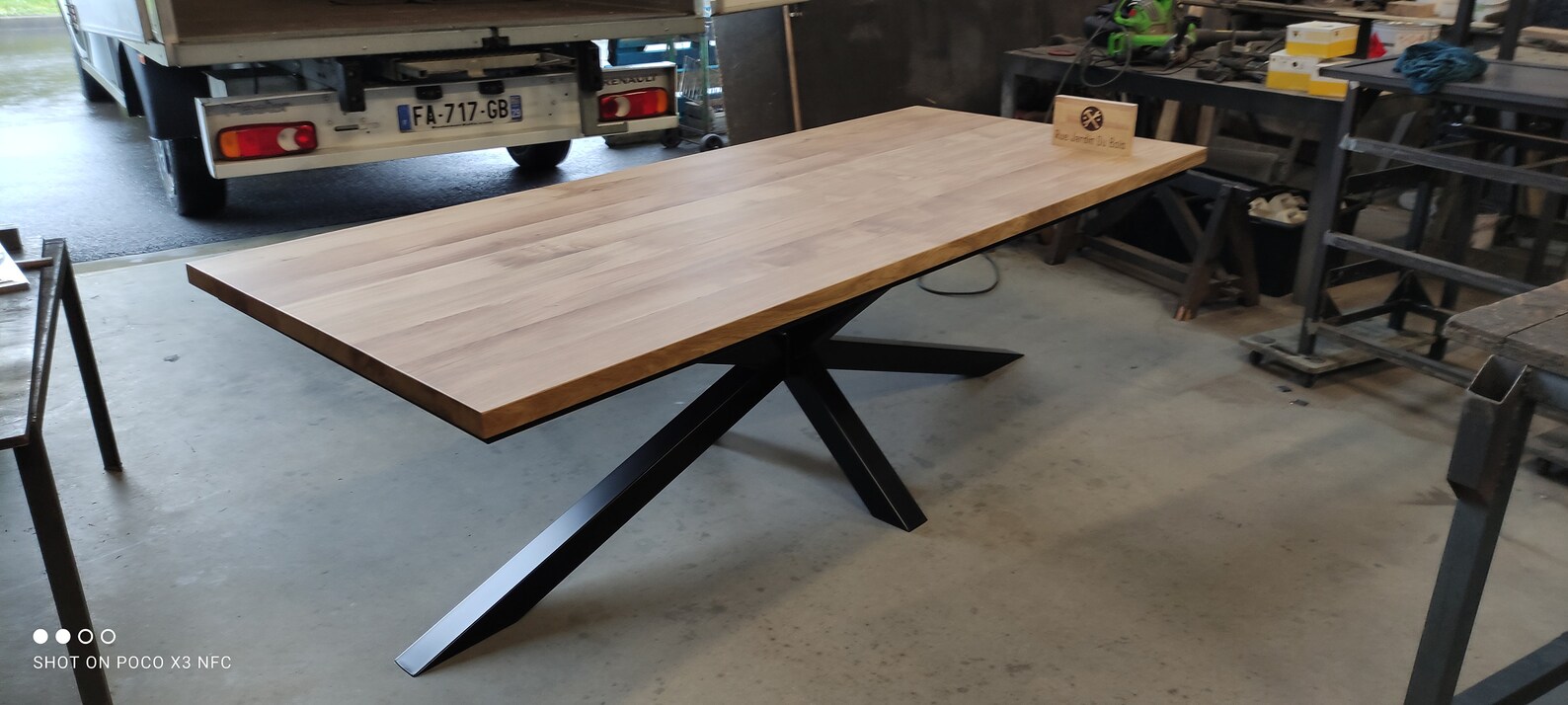 Table à Manger Industrielle étoile En Chêne Massif Et Métal – 300 Cm – 12 Places – Robin Sicle