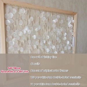 Op de afbeelding: Een doe-het-zelf schelpenkunstkit met een houten frame. De kit bevat een rol visdraad, 42 spijkers en een set originele kleurenframes. Het bevat 158 witte, dubbelgeboorde schelpen van 5 cm en 21 witte, dubbelgeboorde schelpen van 3 cm.