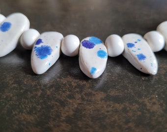 Lot Perles gouttes en céramique artisanale , émail a effet tachées de differents ton de bleu