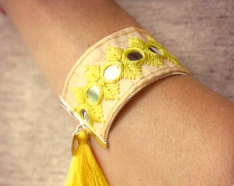 Bracelet Femme, Manchette Argent, Bracelet Ethnique, Bracelet Boho, Bracelet Bohème, Bracelet Pompons Jaune, Bracelet Indien, Bracelet Brodé