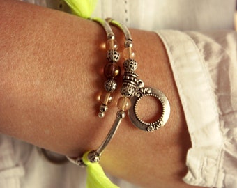 Pulsera bohemia, pulsera con borlas, pulsera con dijes, pulsera hippie, pulsera bohemia, pulsera amarilla, pulsera plateada, pulsera de mujer