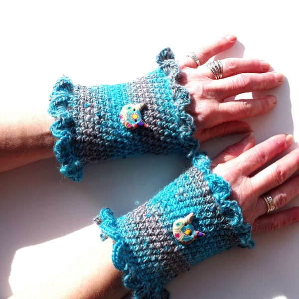 Mitaines manchettes crochetées en laine turquoise et grise.