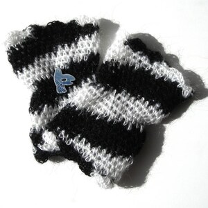 Manchettes faites au crochet en laine coloris très graphique noir et blanc, elles sont ornées de deux image 3