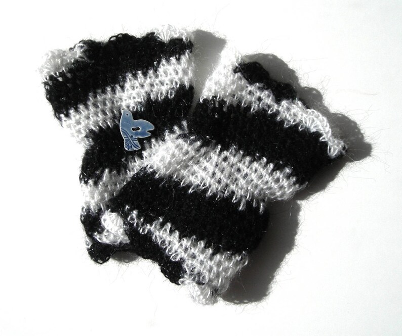 Manchettes faites au crochet en laine coloris très graphique noir et blanc, elles sont ornées de deux image 3