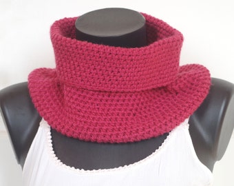 Crocheted snood collar in old pink wool it measures 35 cm at the base collar 25cm ..