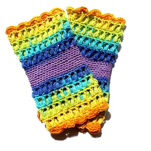 Manchettes crochetées en coton Katia Jaipur de couleurs vives, elles mesurent 17 cm de long environ. image 2