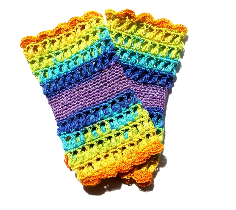 Manchettes crochetées en coton Katia Jaipur de couleurs vives, elles mesurent 17 cm de long environ. image 2