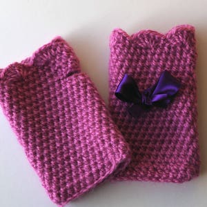Crocheted mittens in old pink wool decorated with a pretty purple satin ribbon. image 4