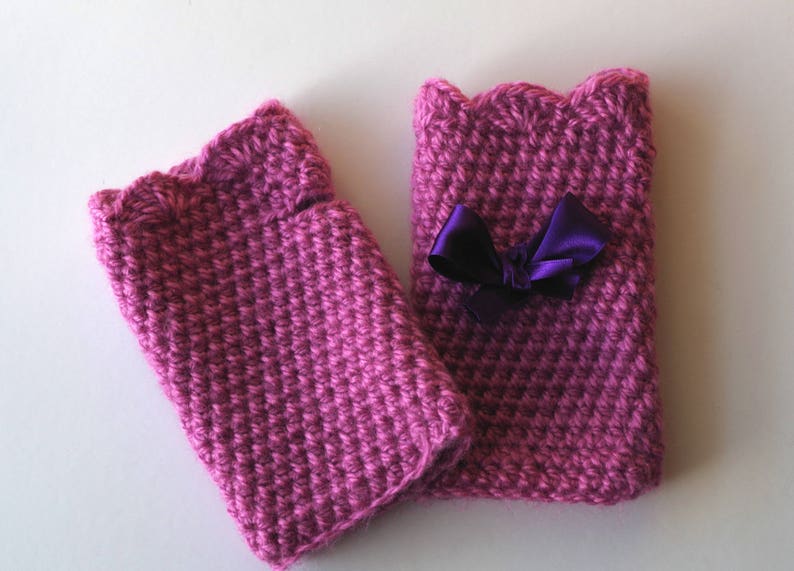 Crocheted mittens in old pink wool decorated with a pretty purple satin ribbon. image 4