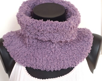 Col snood crocheté en laine Katia Bombon mauve gris.