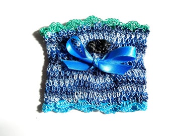 Bracelet manchette crocheté en coton brillant dans les teintes bleu et vert orné d'un joli cabochon artisanale