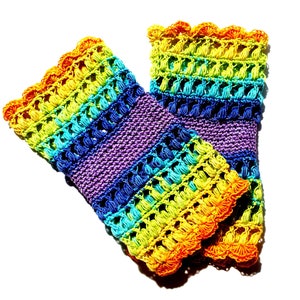 Manchettes crochetées en coton Katia Jaipur de couleurs vives, elles mesurent 17 cm de long environ. image 3