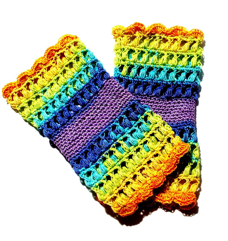 Manchettes crochetées en coton Katia Jaipur de couleurs vives, elles mesurent 17 cm de long environ. image 3