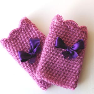 Crocheted mittens in old pink wool decorated with a pretty purple satin ribbon. image 2