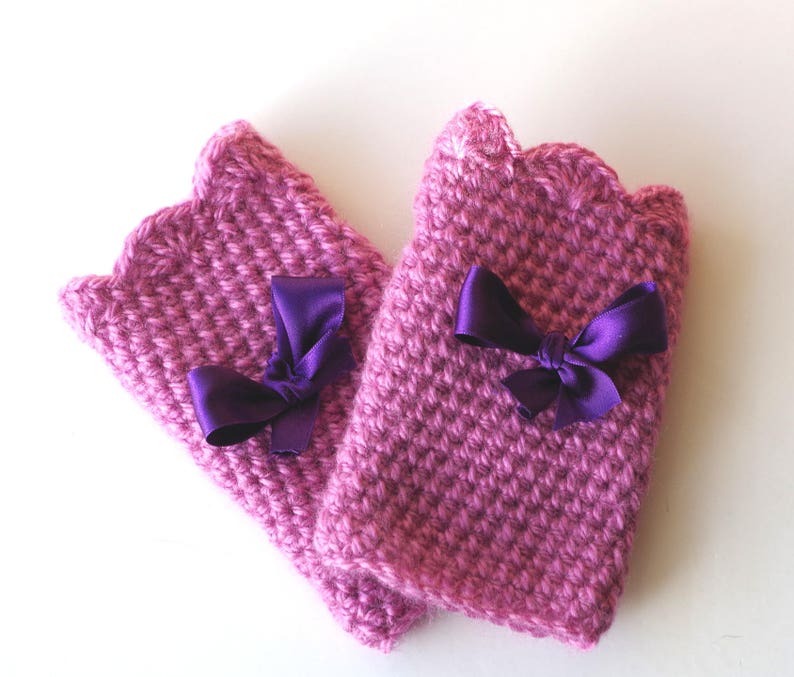 Crocheted mittens in old pink wool decorated with a pretty purple satin ribbon. image 2