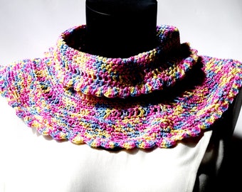 A cotton crocheted pastel collar, it measures 43 cm at the base and 25 cm at the top.