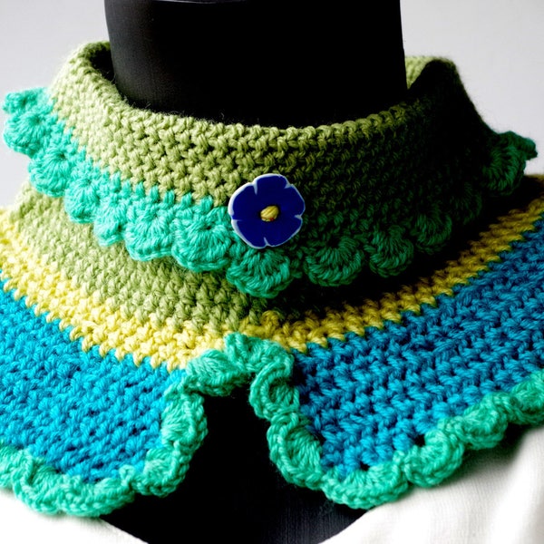 Col snood crocheté en laine vert bleu jaune et turquoise.